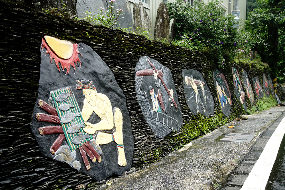 釀酒的陶甕彩繪、圍籬的石板雕刻，展現魯凱族人的藝術天賦。