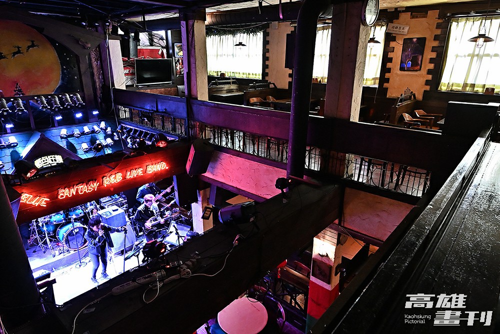 藍色狂想音樂餐廳裝潢設計懷舊有巧思，從二樓也能清楚看見樓下Live Band表演。(攝影/Carter)