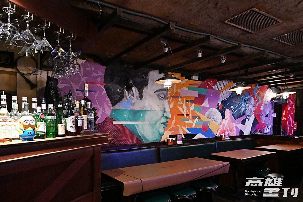 藍色狂想音樂餐廳裡的大面彩繪牆，是向《藍色狂想曲》創作者蓋希文致敬，也是店名的由來。(攝影/Carter)