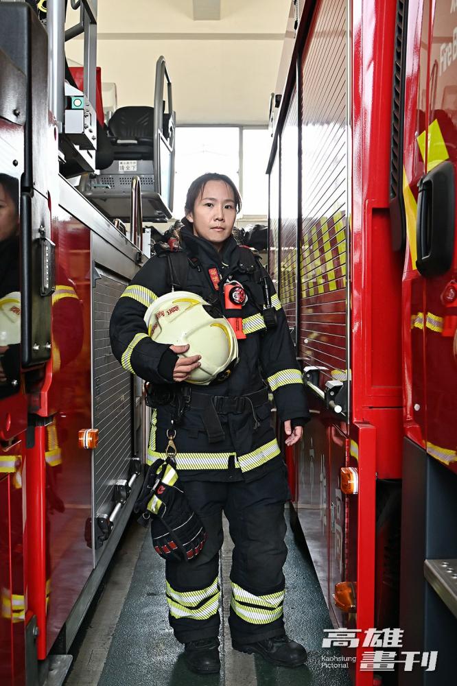 厚重的消防裝備，讓鼎金消防分隊隊員鄭繡敏體認到體能很重要，下班後都會固定運動健身。(攝影/Carter)
