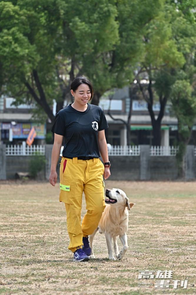 市府消防局特搜中隊領犬員鄭莛芸，認為能與她訓練的狗狗一起成長，是工作最大的動力與成就。(攝影/Carter)