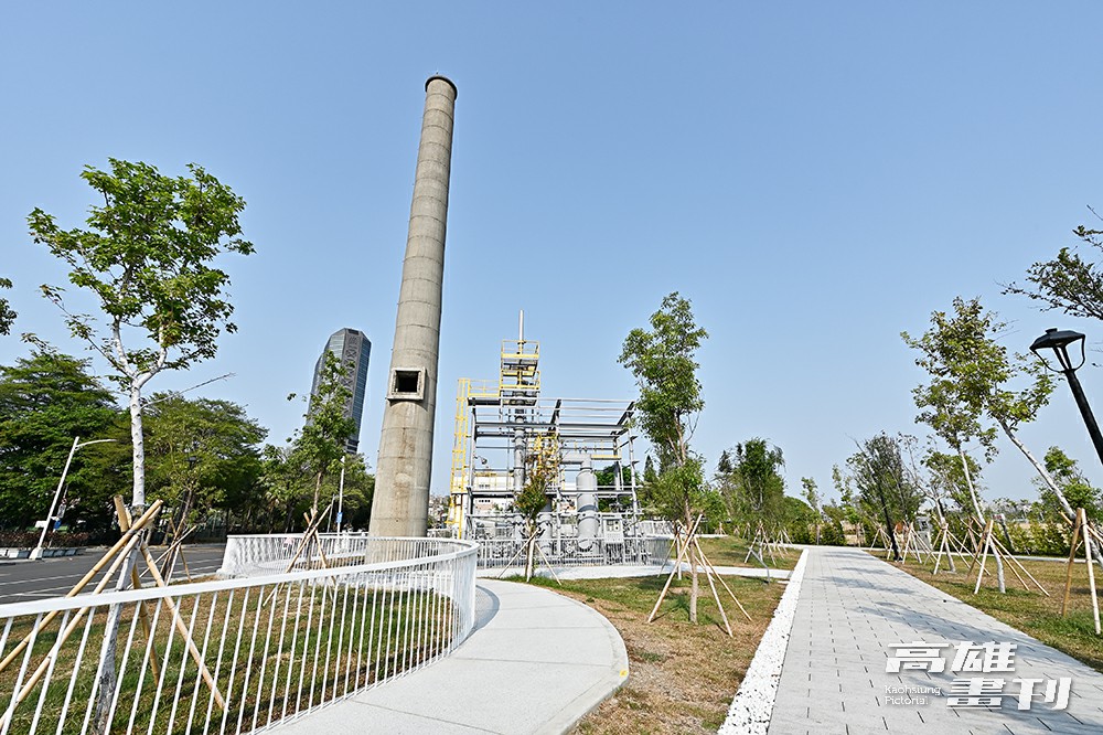 園區原地保留30米高的燃煤鍋爐煙囪，當年為台塑高雄廠區的重要指標。(攝影/Carter)