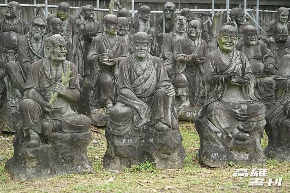 外圍草地上，配置五百羅漢朝禮諸佛菩薩，每尊羅漢神態各異，栩栩如生。(攝影/Cindy Lee)