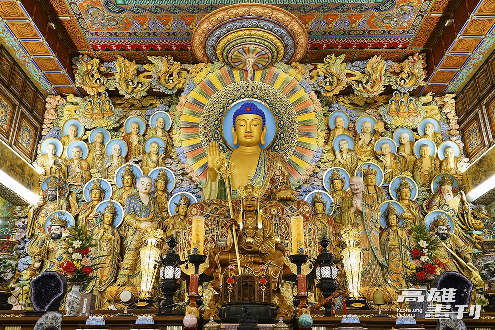 大雄寶殿是融合中韓臺佛教藝術的殿堂。前中供奉地藏王菩薩、後中供奉釋迦牟尼佛，左右分別為阿難尊者和迦葉尊者，四周彩玉雕刻《地藏經》及《華嚴經》的內容。(攝影/Cindy Lee)