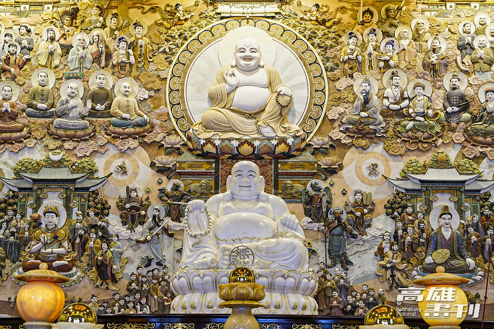 前殿白陽聖殿供奉彌勒佛，色彩綺麗的彩玉壁雕由100位四川匠人合力、共花1年半的時間才完成。(攝影/Cindy Lee)