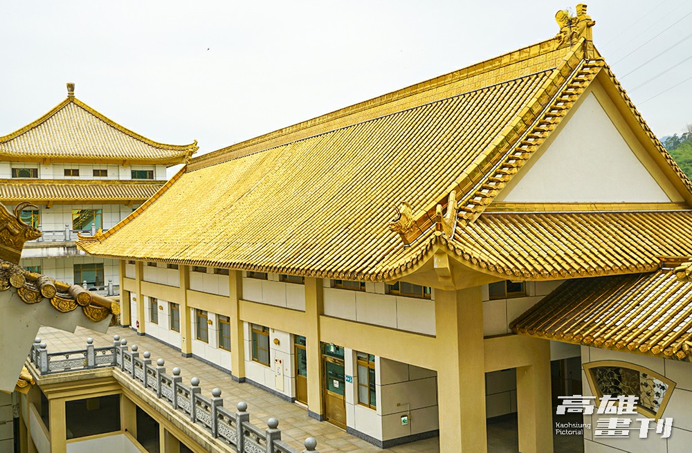 金色琉璃瓦搭配白牆，金碧輝煌宮殿建築，營造出金色城樓氣勢。(攝影/Cindy Lee)
