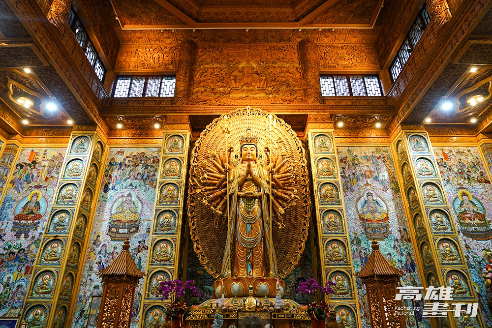 圓通寶殿內供奉8公尺高的千手千眼立像觀世音菩薩，由整塊台灣檜木雕刻而成，法相慈悲、淡彩秀雅。(攝影/Cindy Lee)