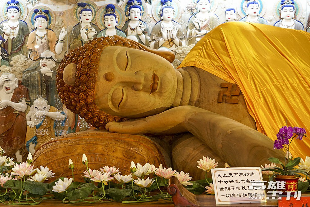 臥佛殿內有東南亞最大的樟木雕刻臥佛，長7.5公尺、深1.9公尺、重7公噸。(攝影/Cindy Lee)