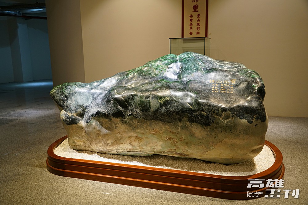彩虹山六龜大佛的「鎮山之寶」重達6892公斤的緬甸翡翠玉石。(攝影/Cindy Lee)