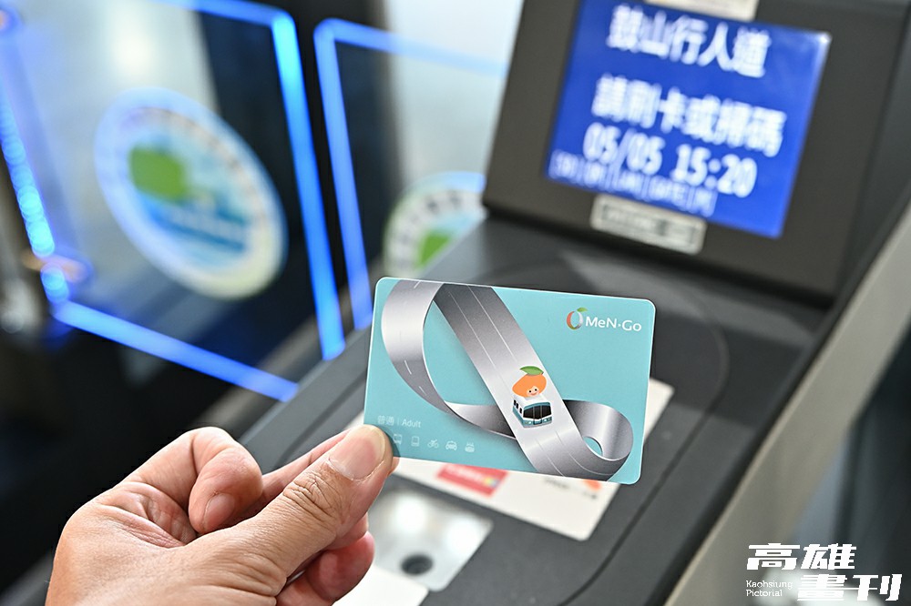 399月票分為實體卡與虛擬卡，實體卡可至高雄捷運車站購買辦理，使用方法如同一般交通票券，輕觸感應區即可扣款。(攝影/Carter)