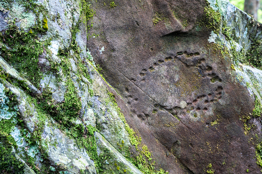 第二號岩雕「祖布里里」共有兩座，以岩體上的「足印紋」最為著稱。（圖片提供/高市府文化局）