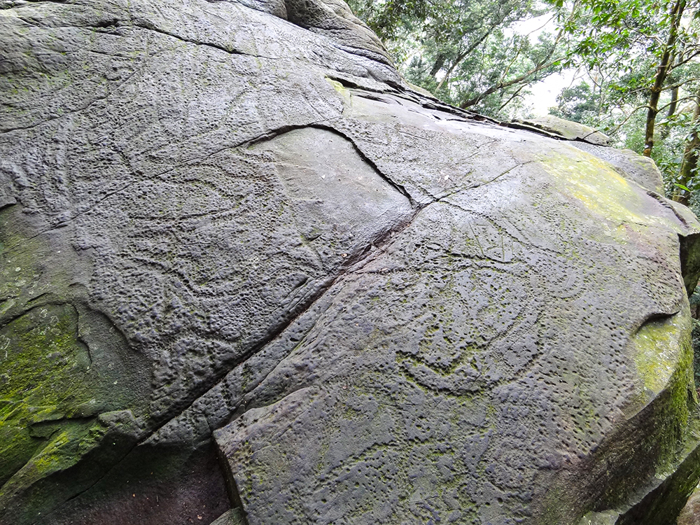 第三號岩雕「莎娜奇勒娥」由兩塊砂岩所構成，紋樣除了在正面中段有一類「目」字形符號外，還有蜷曲線條及密佈的點狀紋。（圖片提供/高市府文化局）